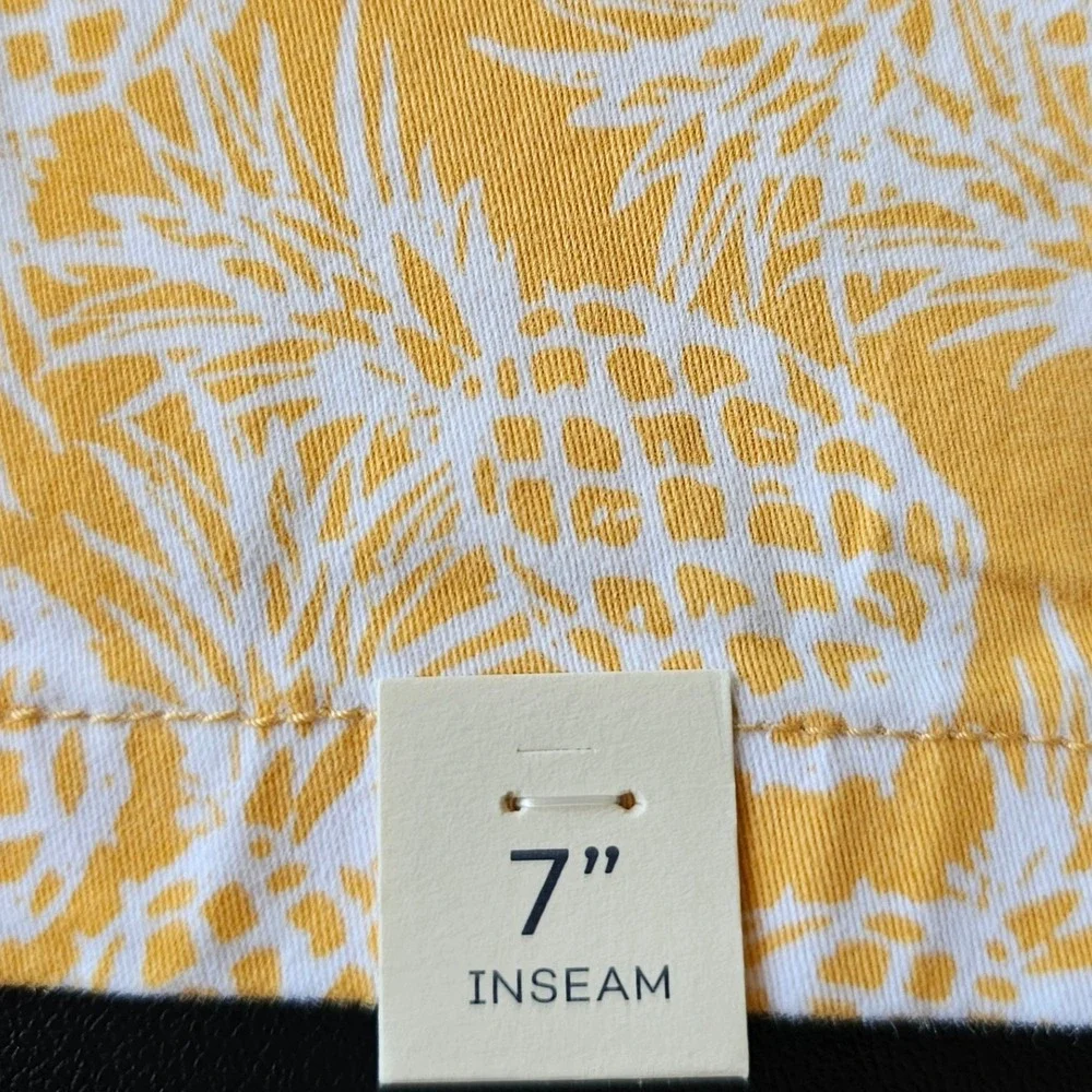 St Johns Bay Womens Yellow Pineapple Print Mid Rise 7 Inch Shorts Size 16 NWT
